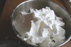 7juni  2011angel food cake med sjokoladekrem og jordbær 028m (Large)