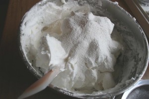 7juni  2011angel food cake med sjokoladekrem og jordbær 029m (Large)